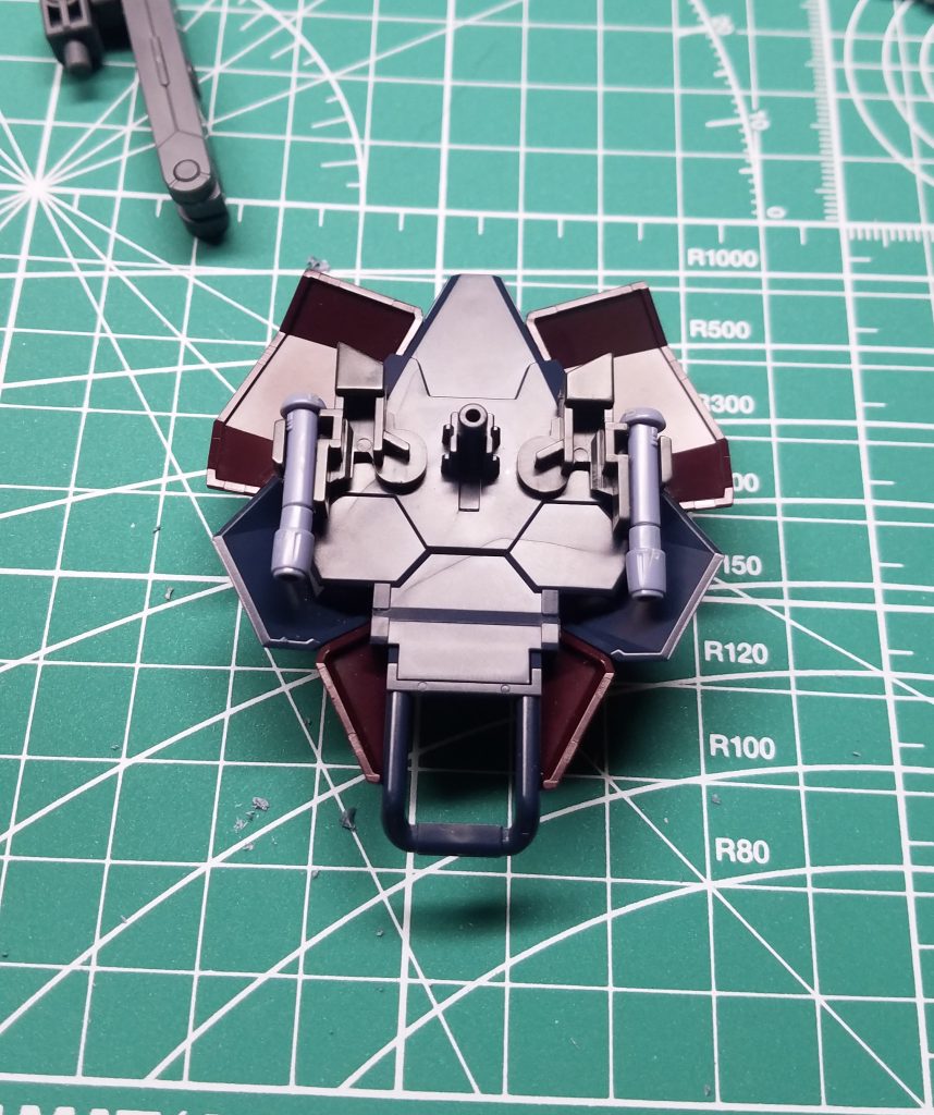 シールド裏にビームサーベルを収納できる様に加工。サーベルはドーベンウルフのものを、マウントパーツはシステムウェポン5の一部を使用しました。