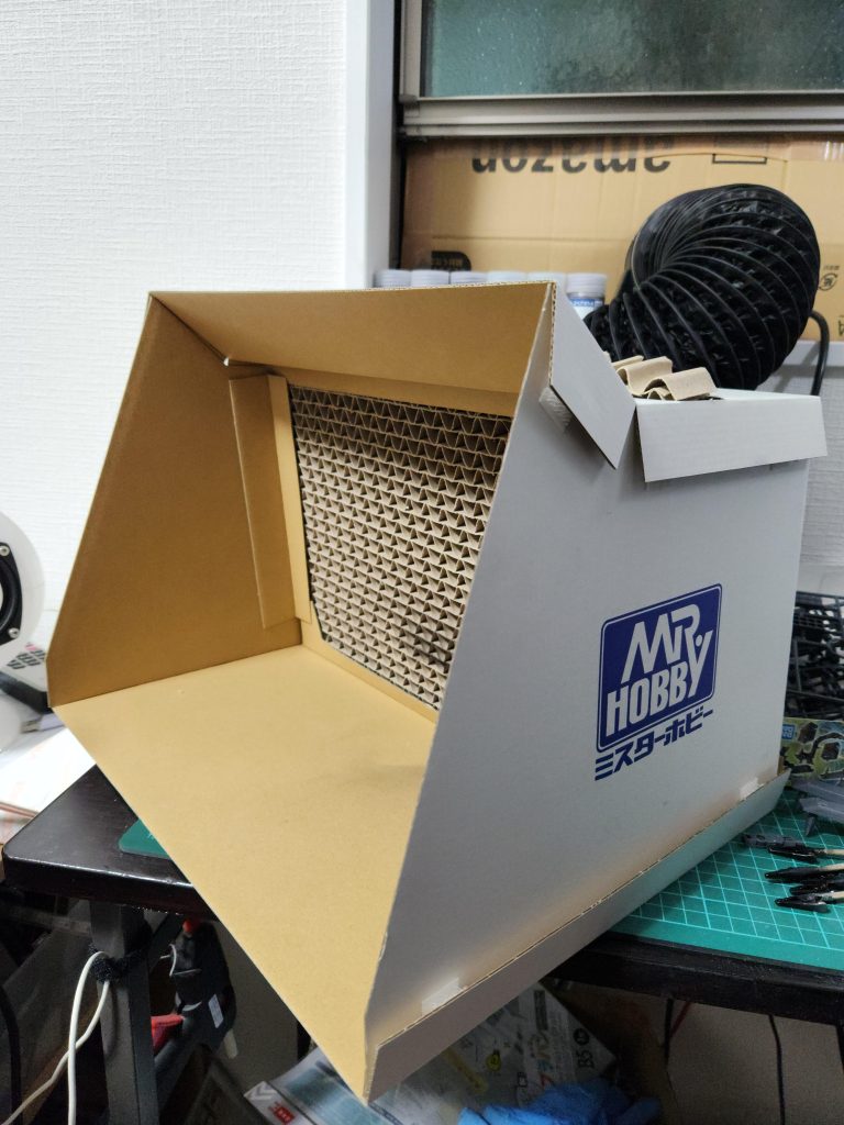 今回新調したMr. Hobby「Mr.簡易塗装ブース」。これまで使っていた自作のブースに比べて、間口が大きくなり、作業性が格段に向上したと思います。