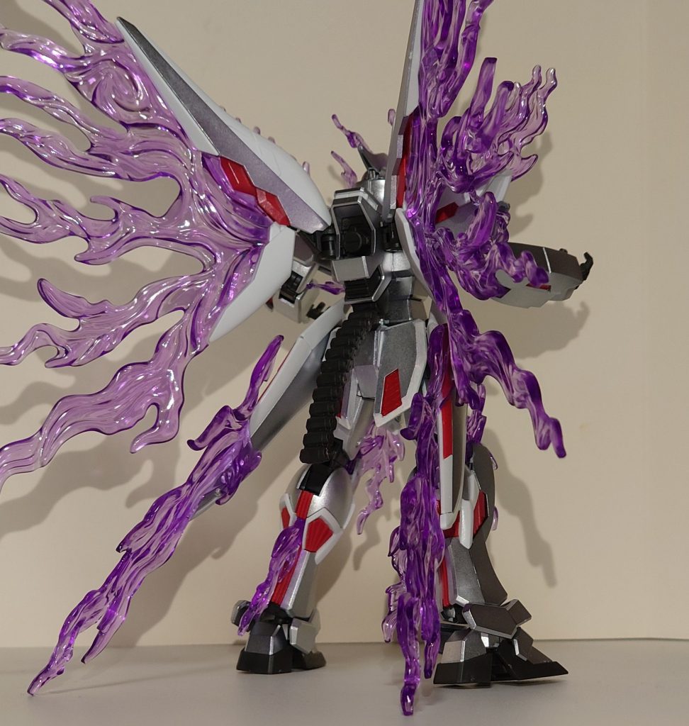 後ろです。ファントムもそうですが、リアアーマーの紅白部分がパーツによる色分けがされてないので、筆塗りしてます。シタデルのメフィストンレッドとホワイトスカーを使用してます。メフィストンレッドはベースカラーなので一発で発色。塗り始めは明るい赤でしたが、乾くと落ち着いた色になって馴染みます。ホワイトスカーはレイヤーカラーなので隠蔽力はそこまでではないため、三度塗りしています。乾燥速度は早いので三度塗りして10分かかってないかと思います。はみ出たトコは片側にキッチン用マジックリンを含ませた綿棒で拭き取り、含ませてない側で水気を拭っています。