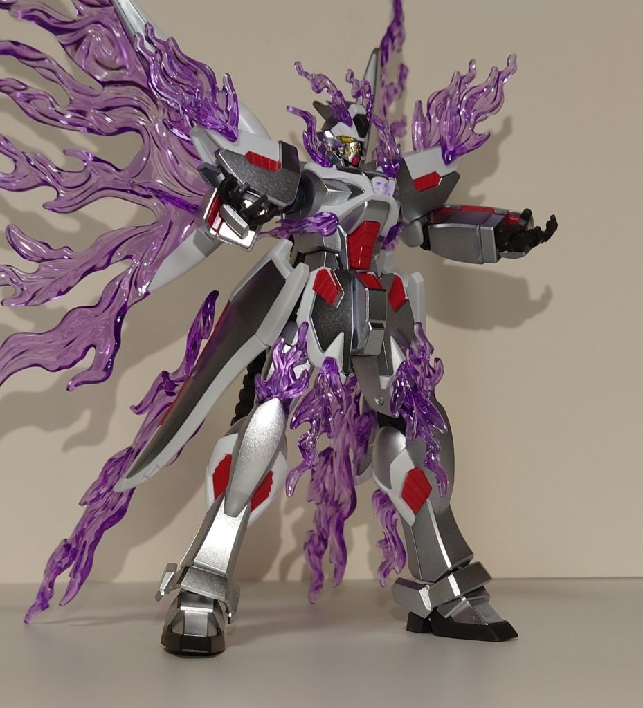 右眼側。マッキーペイントマーカーのゴールドを塗った上から、ガイアの蛍光ラッカーイエローを薄めたものを塗ってます。白と赤パーツには銀メッキに負けないよう、パールホワイトをランナー状態で吹き付けたんですが、正直組んでる時も忘れそうなレベルで効果を実感出来ませんでした。メッキキットなのでちょっとお高いHGでしたが、つや消しメッキもキレイで満足のいくキットでした。