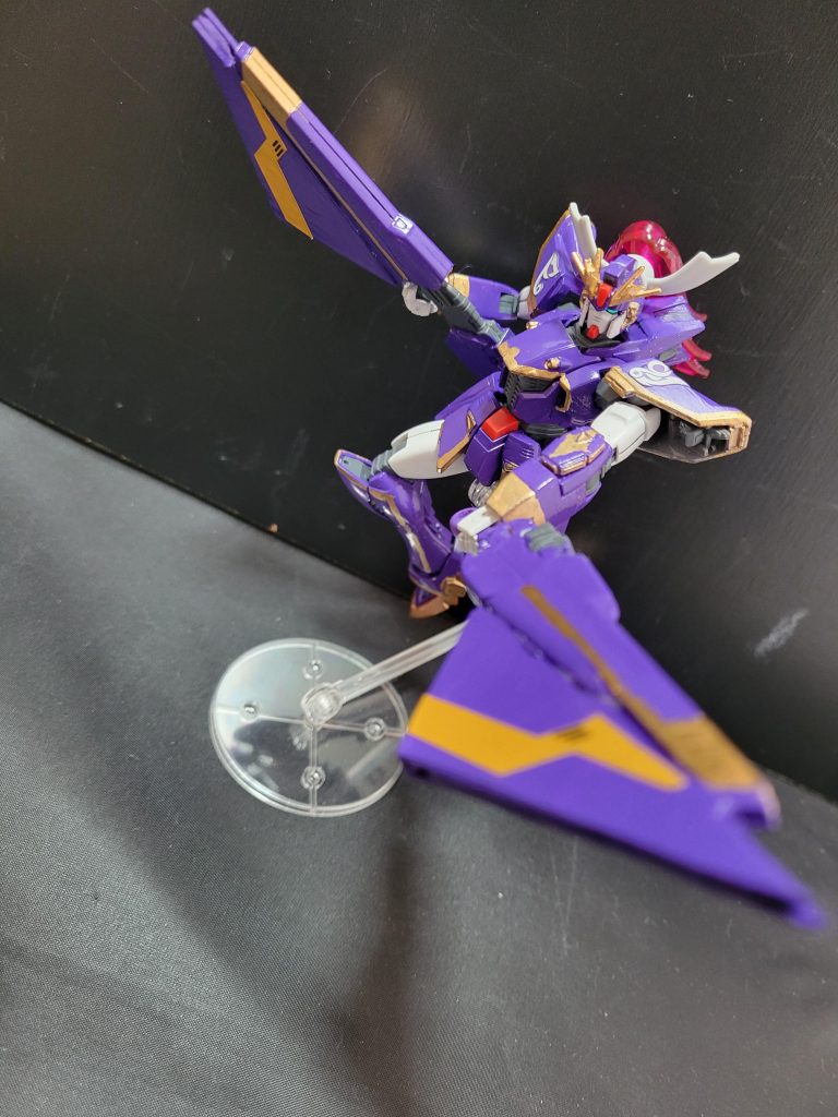 こちらがクナイモードとヴェスバーモードの写真です。割と重いですが、F91のキットがしっかりしてるのでこうしてバランスを保てます。