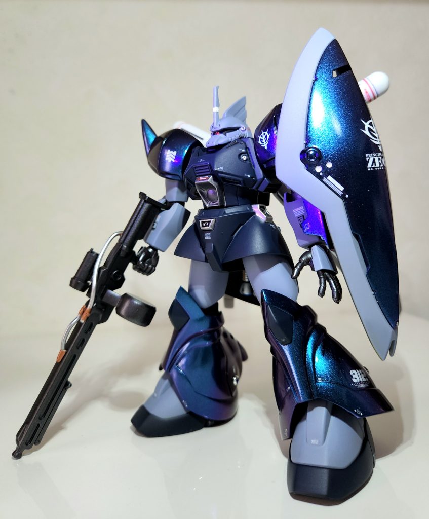 巨大なシールド。このビームライフルは古いキットあるあるで真っ直ぐに構えられません。