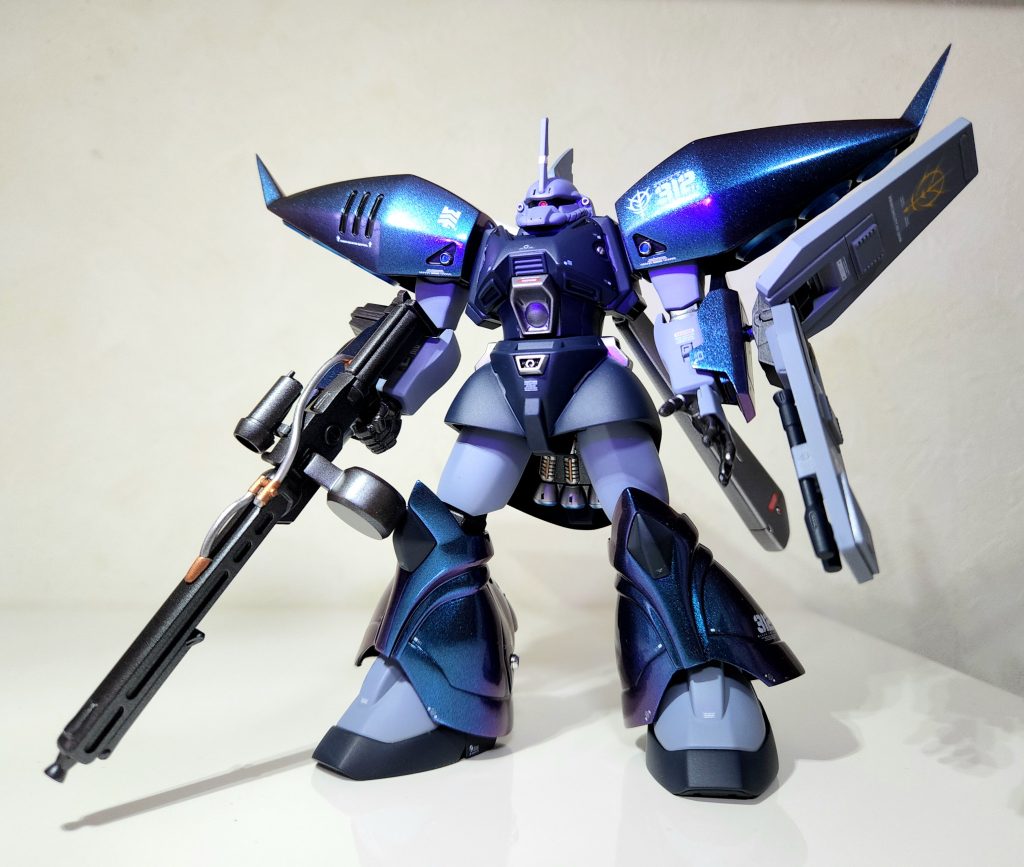 同じく旧キットリゲルグからウイングバインダーを移植。HGUCリゲルグのウイングバインダーは大きすぎてパランス悪すぎと感じたので旧キットリゲルグの方を装着したがそれでも上のボリュームアップに対して背が低いように感じたので太ももを2,2mm延長工作。胴体下部も1,1mm延長、合計3,3mm延長でスタイルバランスを調整しました。