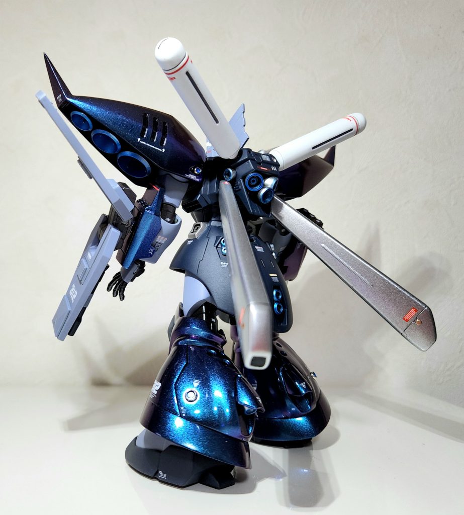 プロペラントタンクが特徴的なバックショット。左腕部もシールドを両方換装出来るように旧キットリゲルグからのパーツを使用して改造してます。