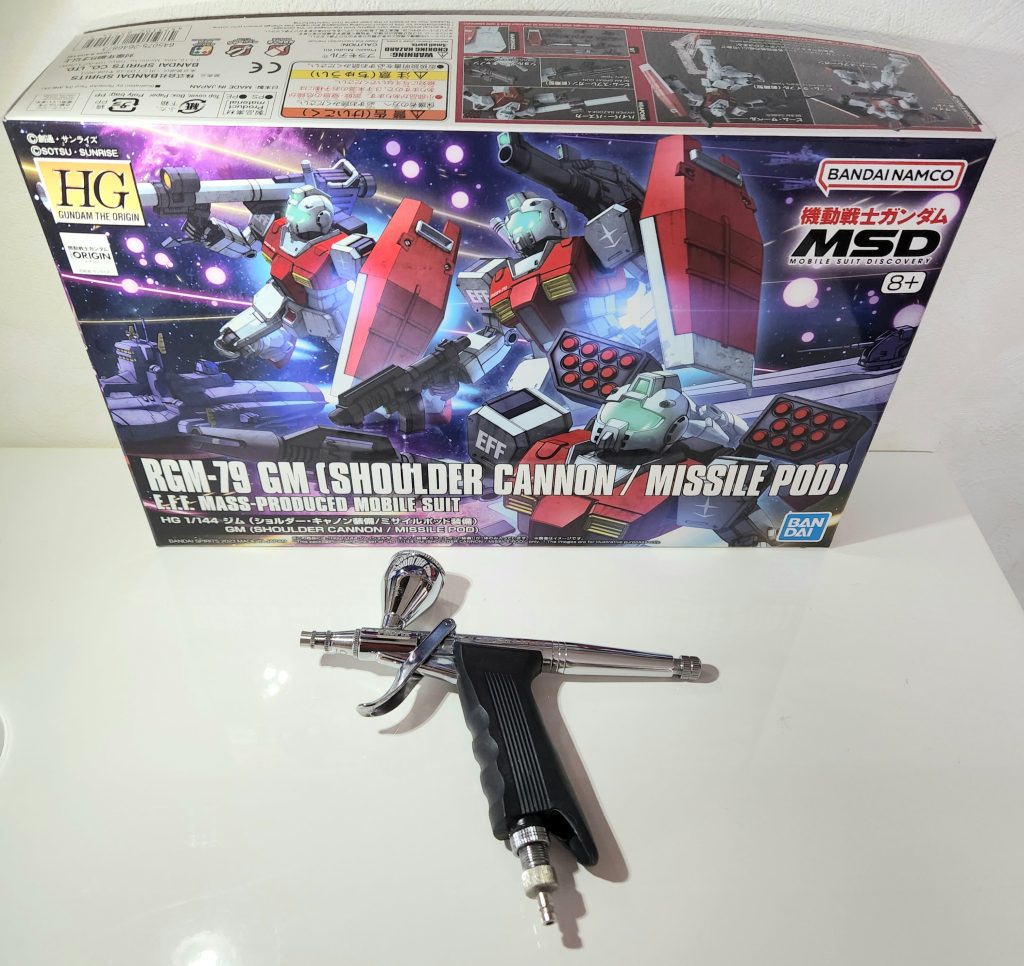 肩凝りが酷くてトリガータイプのハンドピースが欲しくなり、サフやメタリック用に0,5mmを追加したくなったのでレイウッドPROFIXTH-T02(¥5980)を導入。口径が0,3と0,5を変更できるけど目的から0,5で固定ですね。トリガー式なので広い範囲を吹く時など長時間の塗装でも指も疲れず快適に作業出来るようになりました😊欠点としては同じ0,5mmクレオスプロコンボーイPS266LWAに比べてニードルキャップが小さく塗料が溜まりやすいので塗装が長引く時は途中で吹きとらないとダマが飛ぶ可能性に気を使うとこですかね。でも価格の割には使い心地もよくコスパは良いと思いました。もう一本今度は0,3mmのトリガータイプも欲しくなっちゃってヤバいですね💦本日発売の新作ガンプラ、待望の一般販売HGMSDジム、無事に1つ買えましたε-(´∀`;)ホッ