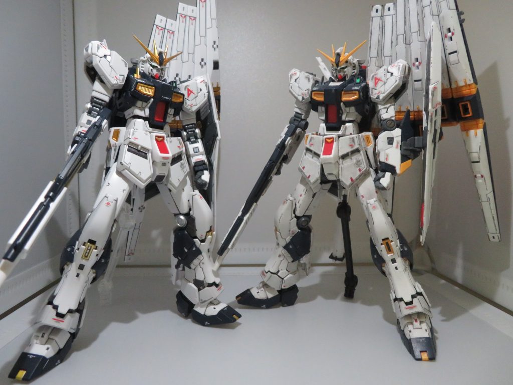 右が一番最初に組んだνガンダムです当時は色々失敗しすぎて汚くなってしまい、最終的にウェザリングということで諦めました