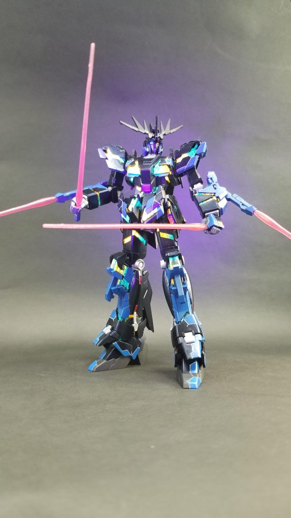 得意のオッドアイで「悪さ」アピール