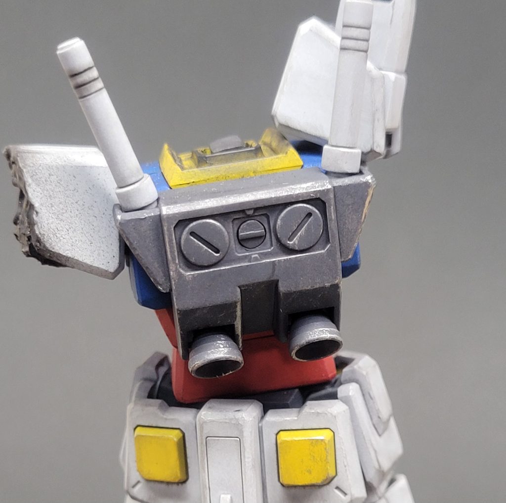 腕とバックパックにある穴を利用してディテールアップを行っています。作り方は簡単で、3mmランナーをカットしたものに、細く切ったプラ板を接着しただけの、お手軽ディテールアップです！これだけでも、情報が追加されたことでよりリアルさを上げることができます！