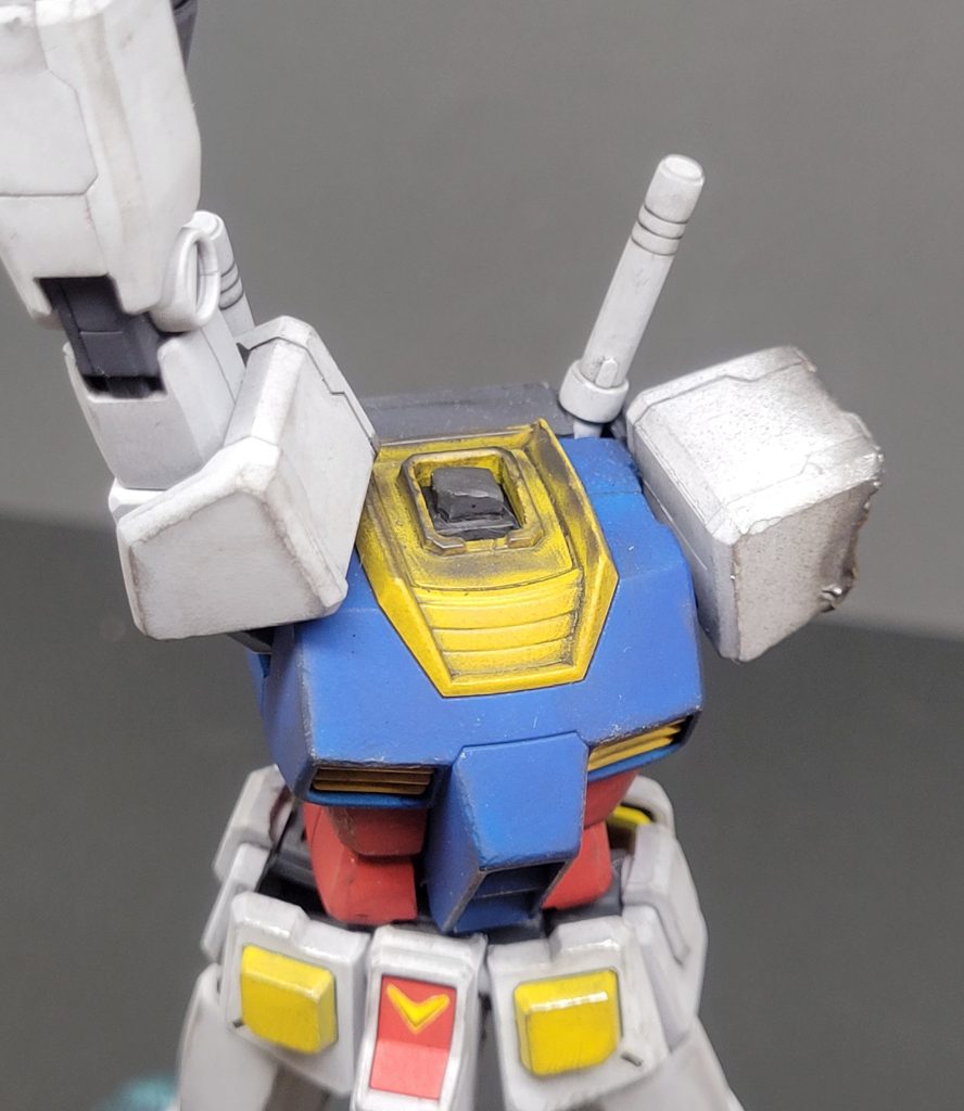 今回そこそこに悩んだのがこの首の部分。当初はポリキャップ切ったものを使用するつもりでしたが、ポリキャップってたしかプライマー吹かないと塗装できないんですよね～なので思い切ってプラ棒から削り出しました。難しそうと思ったそこのあなた。全然難しくないんです。安全にさえ気を付ければできます！用意するのはタミヤさんの５mm角棒、デザインナイフだけです。(主は安物ニッパーで切り飛ばしましたが、ノコギリあると楽です。)