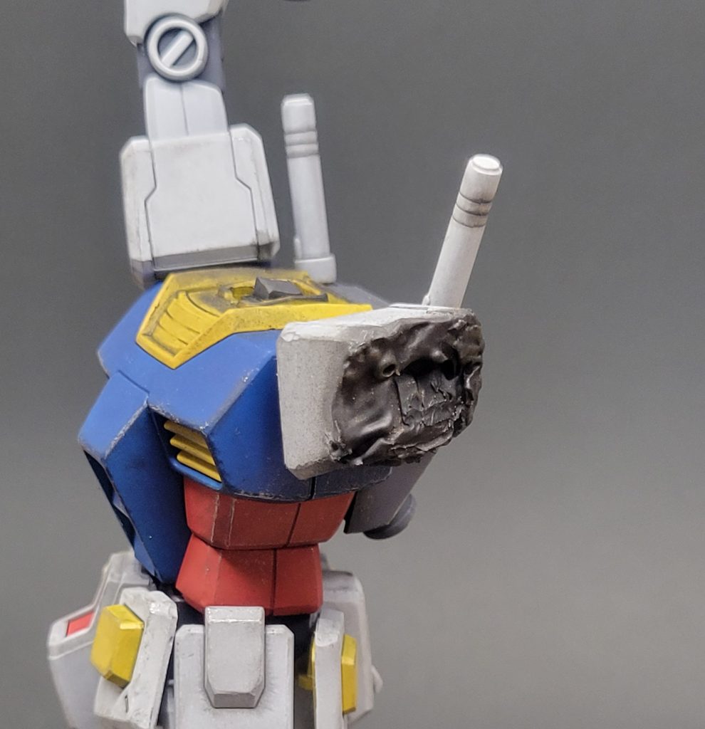 ラストシューティングといえば、ジオングのビームによって欠損した部分ですよね！この溶けた部分の再現はこだわりました！再現と言っても簡単です！用意するのは「はんだごて」です！100均にも売っているので入手するのは簡単です！それを使ってパーツを溶かすだけです！(プラを溶かす際は商品の取り扱いに十分注意し、換気しましょう)