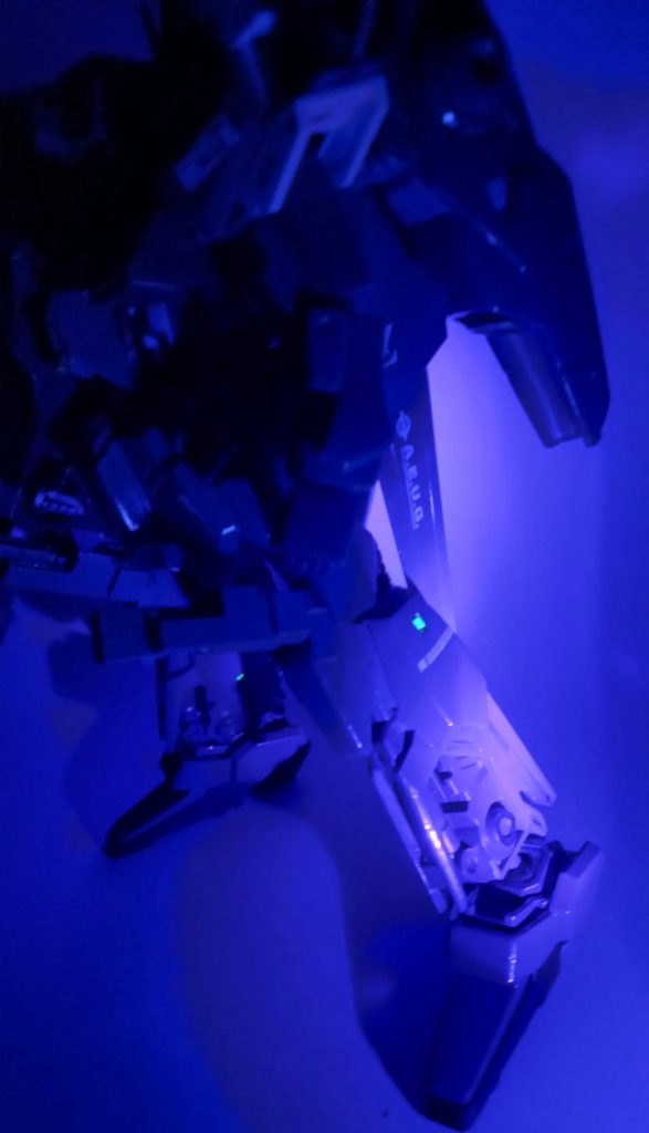 DII生産設定幻の機体、デルタガンダムをベースとし、EX-Sガンダムなどの要素を取り入れて開発されたDII。しかし本当は量産型として生産されるはずが生産コストがバックパックや武装に多くかかるため、生産は悲しくも一機となってしまった。それによりDIIはエースパイロット専用機とされ高い戦果を上げた。変形を加えたくて独自のフレームを製作したが、こちらの技術不足もあってフレームが耐えられないとシュミレーションで分かり、変形はオミット。その代わり肩の後ろにスラスターをつけることにより高い推進力を得た。さらにEX-Sガンダムから取り入れたIフィールド発生装置を取り付けることによりパイロットの生存率を格段に上げることに成功さらに背面ブースターがスタビライザーの役割をし、機体の姿勢制御も可能とする。究極の機体を求め続けた結果がDIIを産み出したのだった。いかがでしたでしょうか。自分的には色は違っても良い出来栄えだなと思いましたね!それにごっつい感じの機体ができて最高です!それではこの辺で!ご視聴ありがとうございました~!(*・ω・)ノ