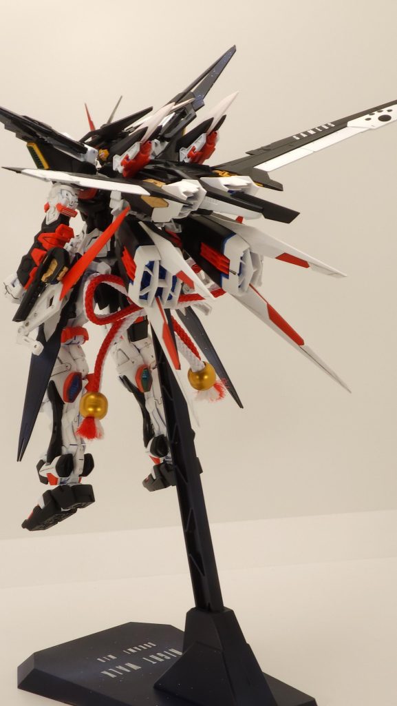 背面写真ストライカーがボリューミー台座の支柱でせっかくの紐が見えない!