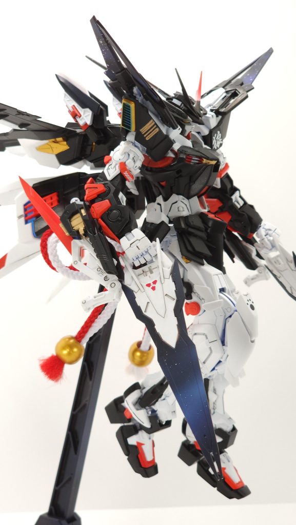 肩のステルスドラグーンと、ソードドラグーンは楽曲「夜光通信」をイメージして塗装しました 見えないですが、台座も同じ塗装です