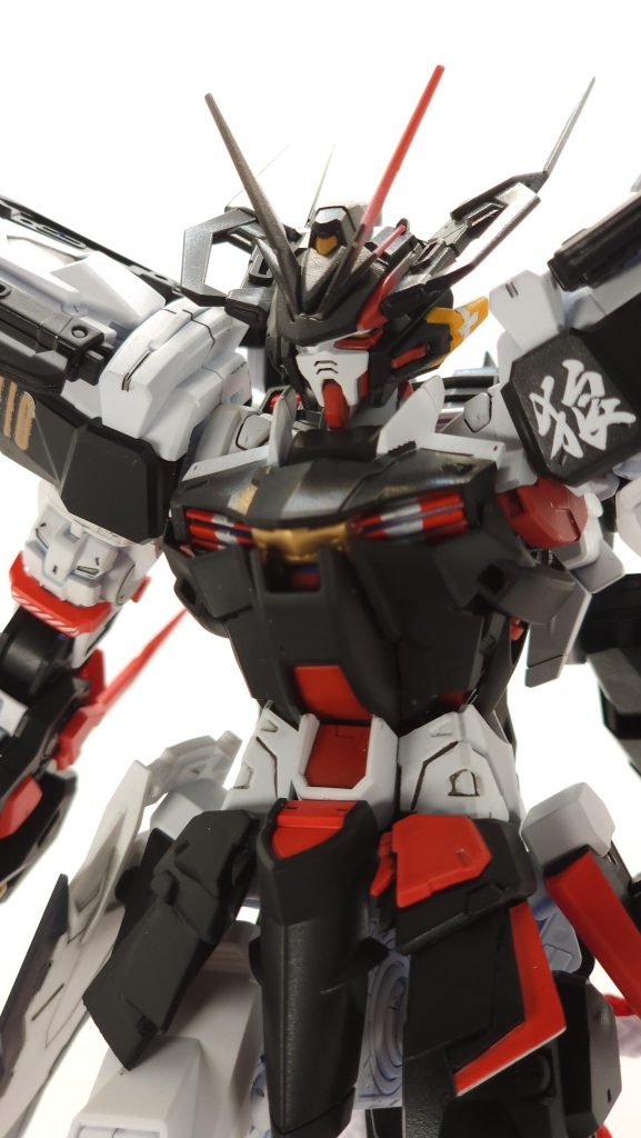 頬の装甲に髪飾りイメージの塗り分けもしてありますちょっとマスキング下手すぎたな……白飛びして見にくいですが、センサードラグーンを耳に見立てているので先端がほんのりピンクです