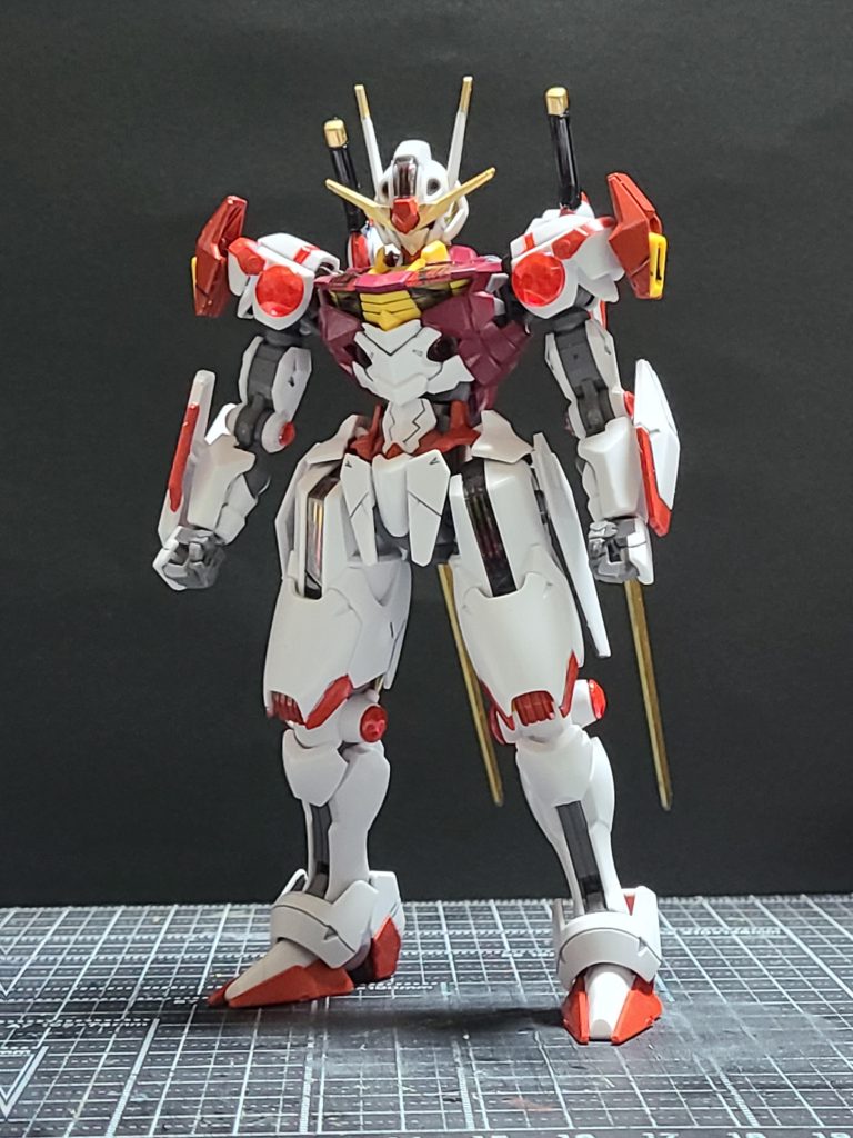本体はキープコンセプト。ビギニングJを意識した部分塗装、肩と関節の丸い部分はキラデコをクリアレッドに塗装して貼り付け。塗装…胸部…HUG06シャア専用機レッド、赤部分…HUG201ソードインパルスレッド、ゴールド…ガンダムマーカーEXイエローゴールド。