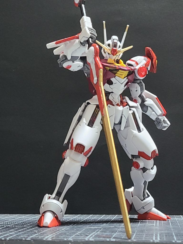 MGソードインパルスのポーズを。エスカッシャンをオミットして一部のパーツを追加装甲として装着。