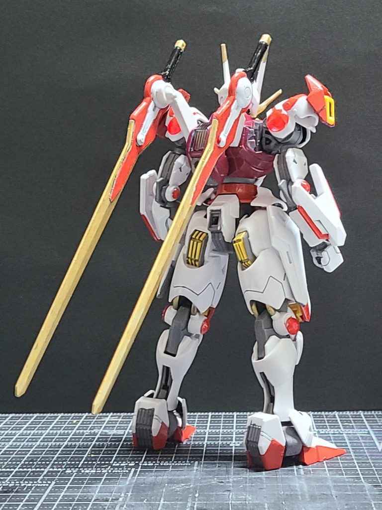 後部。ソードホルダー裏の肉抜き穴パテ埋め、肩の一部、太もも裏、膝、すね裏合わせ目消し、足の肉抜き穴?パテ埋め。バックパック…両サイドカットからのパテ埋め整形(ラフになったけどソードホルダーで隠れてるからヨシ)