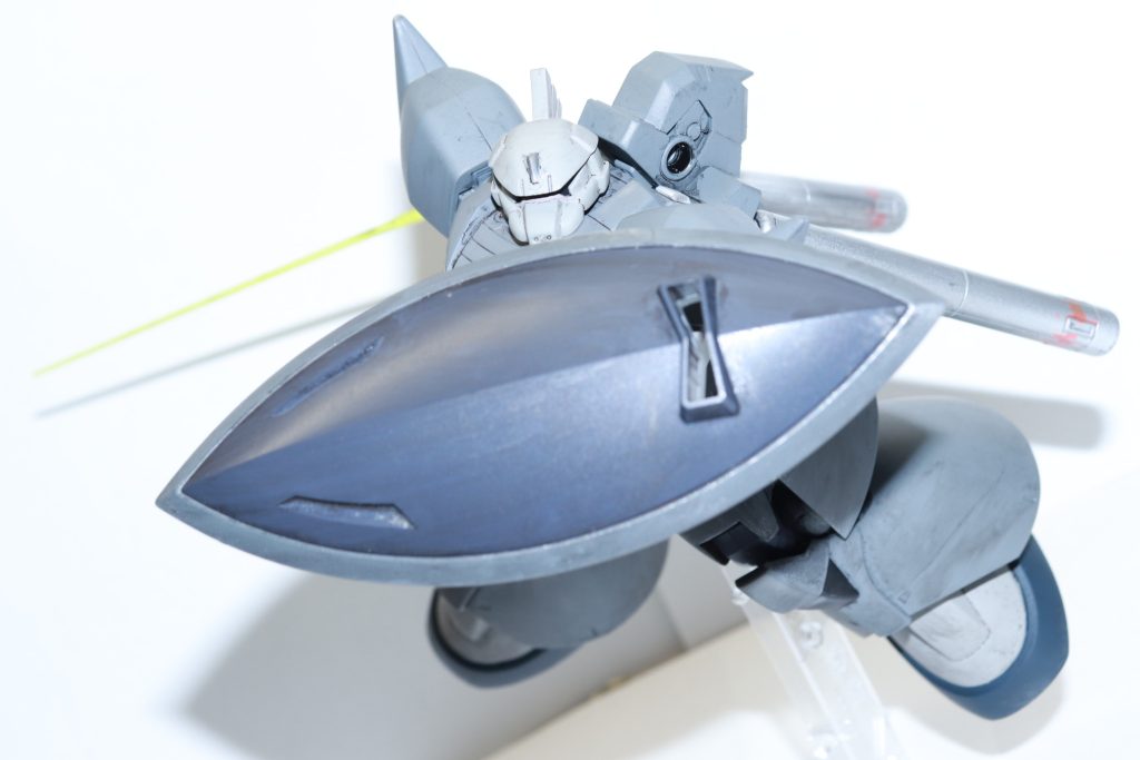 近接武装としてはビームサーベルを装備非使用時はシールド裏にマウントできるようにしました。シナンジュのものを塗り替えて使用しました。シールドはゲルググのシールドを加工してリバイブギャンの持ち手を取り付けています。