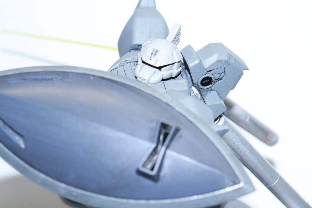 機動性を向上させるために, バーニアを増設。下半身に集中して設置され, 脚部は高性能なものへの換装のために大型化, リアスカートにはユニットごと増設された。