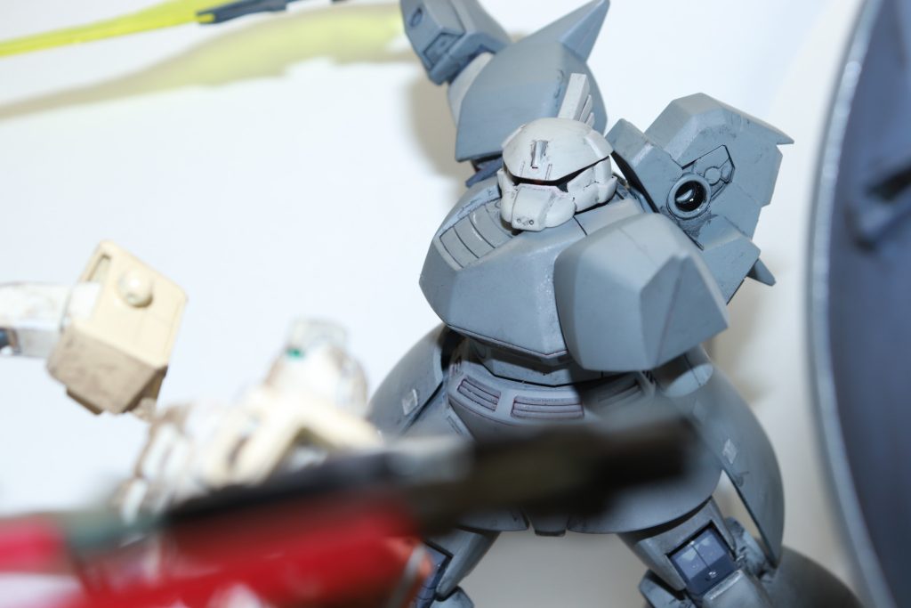 試作型ビームランサー装備の陸戦高機動型ジムをビームアックスを手に迎え撃つゲルググカスタム激しい攻防の末にお互い腕を切断