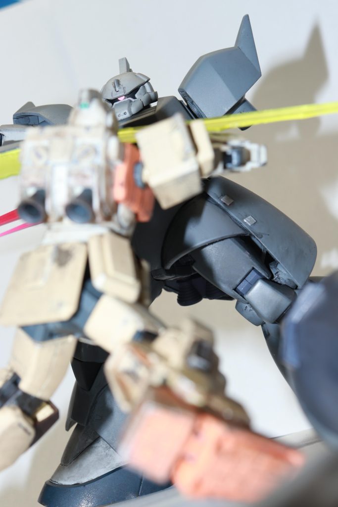 機動性を生かしてゲルググの懐に入り込み追い詰めるジムだが, ゲルググのパイロットもなんとか対応し相討ちに…