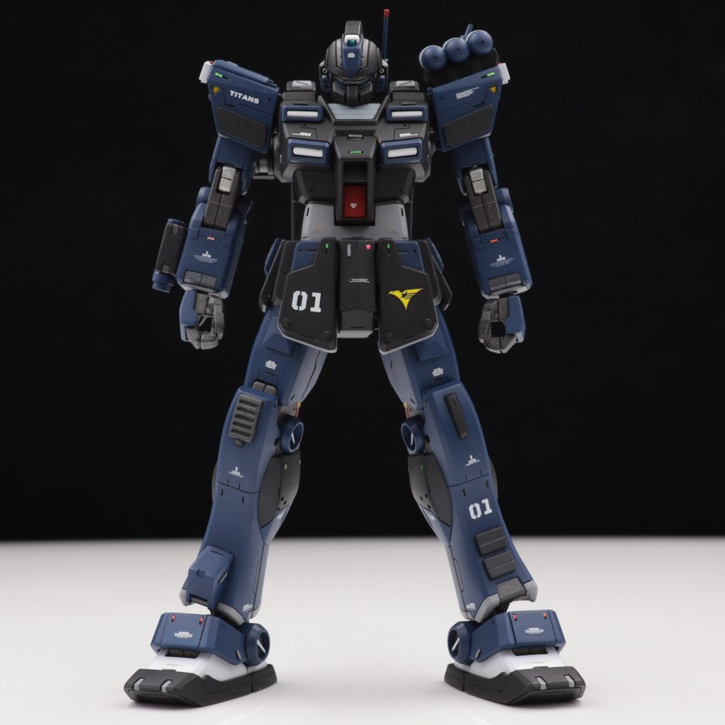 「ティターンズ設立初期に地上部隊向けに開発された機体。」という設定でパワードジムとジムⅡの合の子って感じです。それとジムスパルタンのデータも取り入れて開発された感じを。カラーリングはペイルライダーDⅡを参考に。特殊部隊っぽく数多の作戦に対応できるよう武装は沢山付けました。頭部はジムナイトシーカーのようなゴーグルを。ブラックライトで光ります。