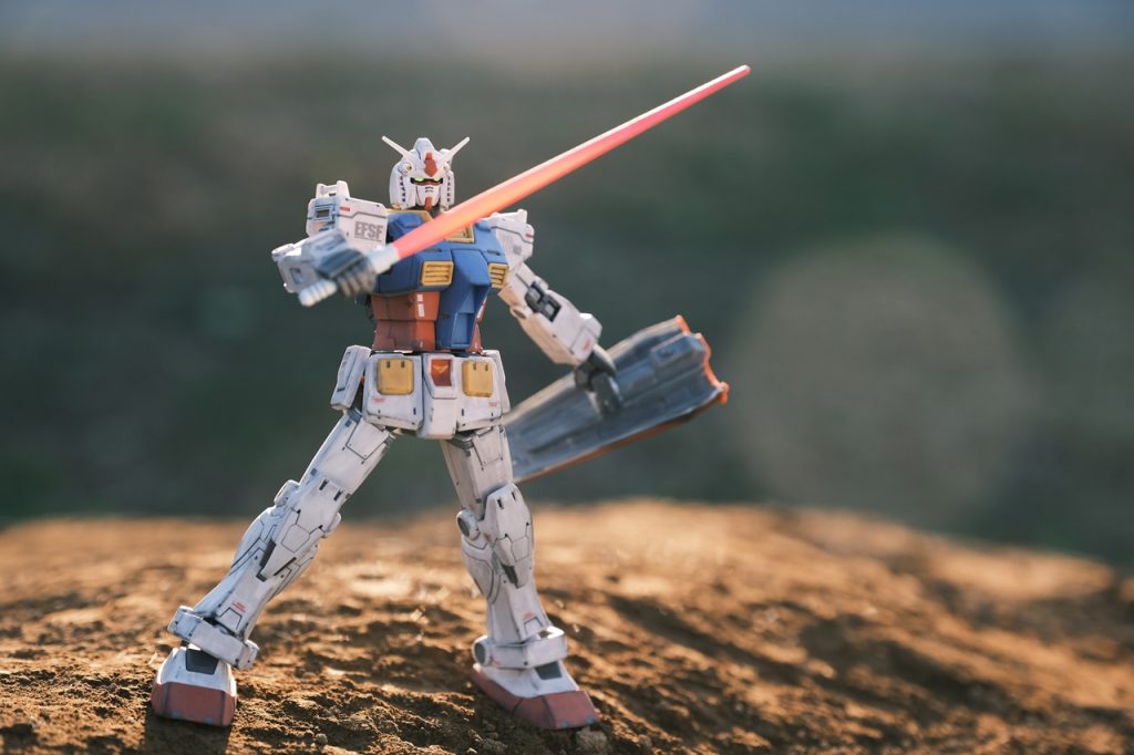 ↑盾の裏側はグレーで汚くしてます。EG用なので、こんな持ち方しかできません。ビームサーベルもついでに蛍光です。