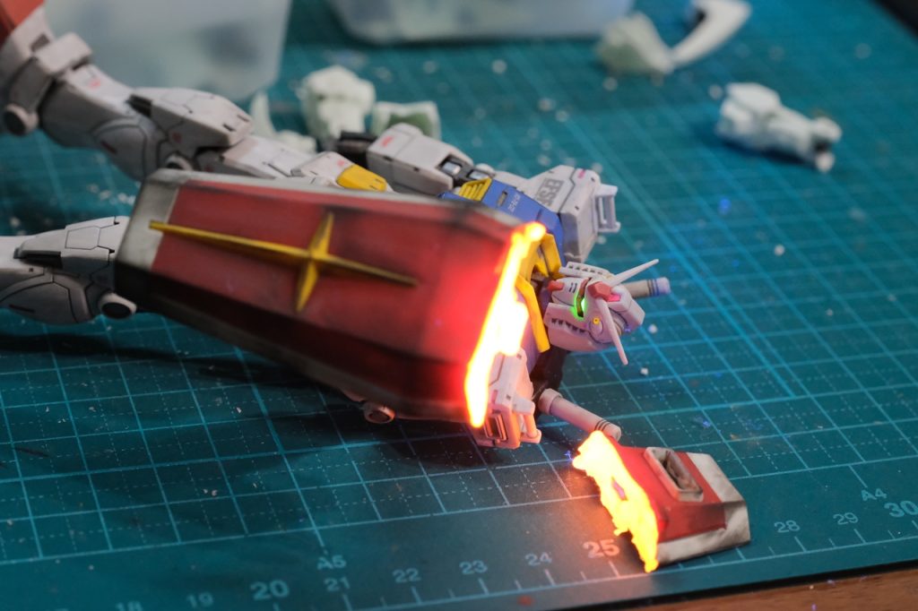 ↑針金を加熱して切りました。蛍光塗料を塗ったので、斬った瞬間の溶けた感じが出せていると思います。