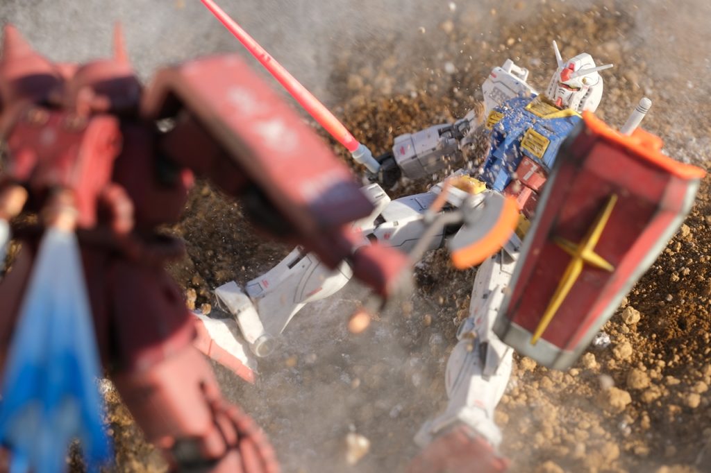 ↑吹っ飛ばされるガンダム。