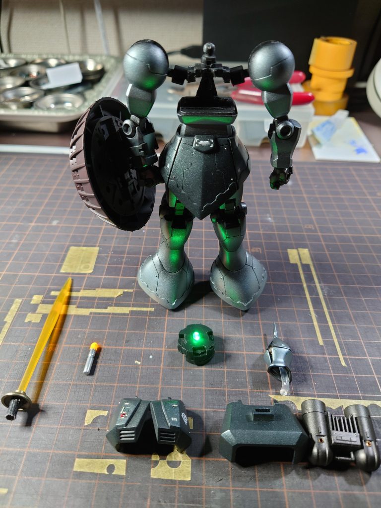 モノアイを単独で光らせたかったのですが、やり過ぎた感が…