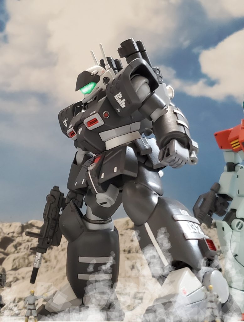 0079年12月、アフリカ方面軍司令ハイマン将軍は未だ抵抗力が衰えないジオンアフリカ方面軍に対し、連邦軍戦力の20%を投入する大規模な掃討作戦を発動させた❕作戦参加のために集結する連邦軍地上部隊✨その中にリド・ウォルフ中尉の姿も確認できる👀❗ウォルフ中尉は数週間前、ジオンエース部隊『カラカル隊』の襲撃を受け壊滅した第3軍第2大隊の唯一の生き残りである😔自分の不甲斐なさから部隊は全滅😢そして慕っていた上官ビンス隊長も目前で失い苦悩したが、決意を新たに部隊長として現場復帰💪🎵そして、襲撃事件前にビンス隊長が手配していた機体RX-77D量産型ガンキャノンに搭乗するのであった…✴️これまでの思いを胸にリド・ウォルフ中尉はガンキャノンを起動させる👆️キャンプ地に駆動音が鳴り響きMSが次々に立ち上がる…アフリカ戦線掃討作戦の開始である😤✨