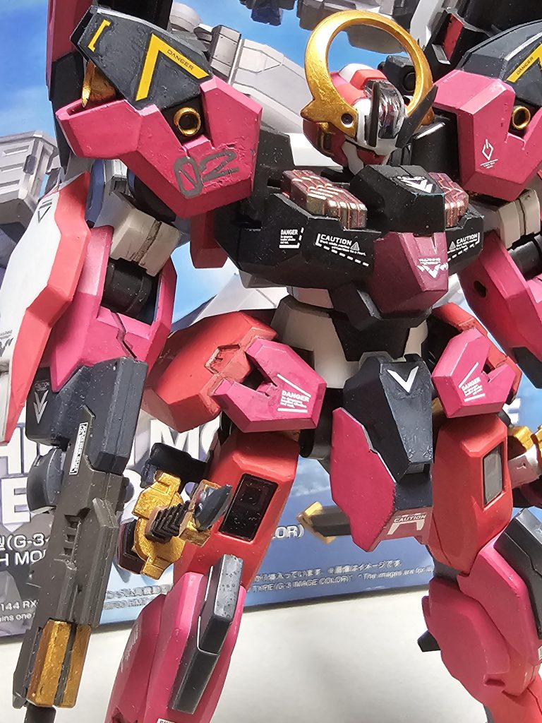 ルブリスウルを回収したセキュリティがベネリットグループの指令により機体をコピーし、シュバルゼッテの予備パーツなどと組み合わせて開発したガンド搭載機と言う設定です。1号機は新たにガンダムを開発していると感づいた議会連合によりアーシアンのテロ組織を使用して鹵獲され、調整中であった二号機は他の場所にあったためグエルが乗りこの後、フィゼラー社のガンダムアミュレット率いるガンダム部隊と共に鹵獲された機体の回収に向かいます。ちなみにこのラピエサージュという名前はフランス語でツギハギを意味しています。