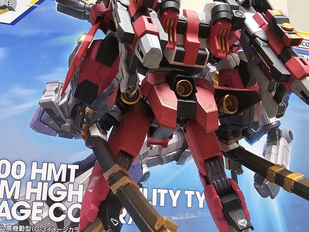 このカラーの設定はグエルの専用機となってから塗装し直したカラーという設定になります。イメージとしては赤というより紫が強いグエルディランザと、ダリルバルデのカラーを半々に使いわけ、頭部にアクセントで白を残し、戦国武将の甲冑をイメージしたカラーリングにしました。