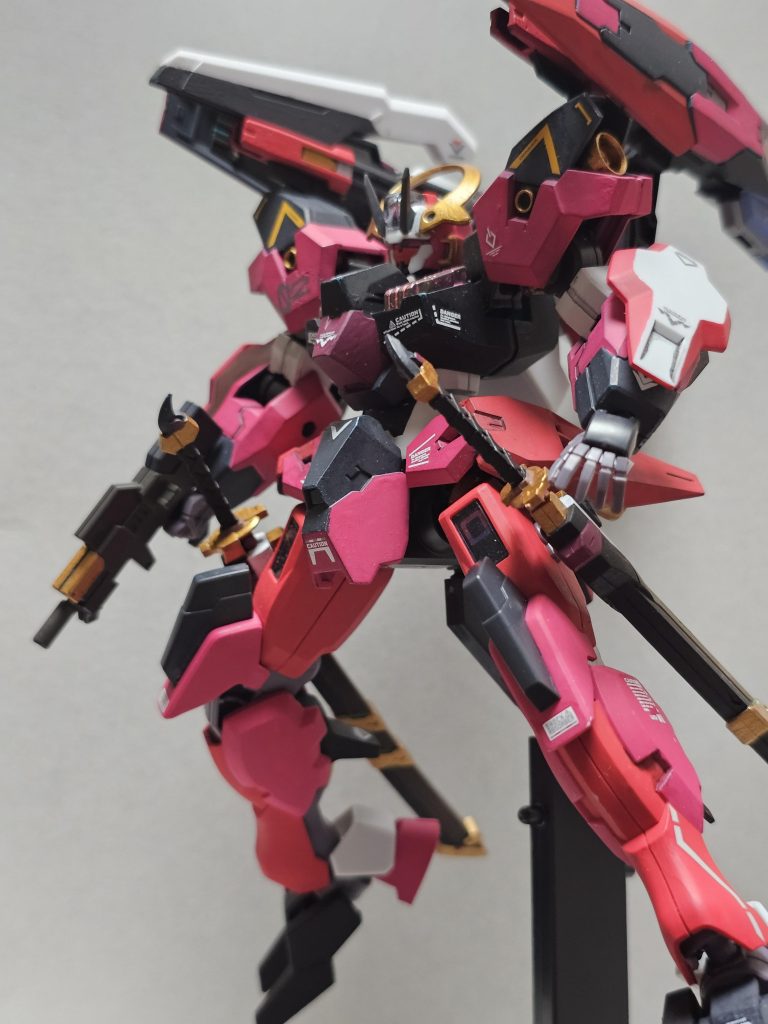 背部のビームキャノンを展開した状態です。このキャノン他のMSのエネルギーを消費して発射も可能という設定のため後方でMSが持てるよう持ち手をそのままつけています。またキャノン上部のガンビットもちゃんとガンビットとして機能します。