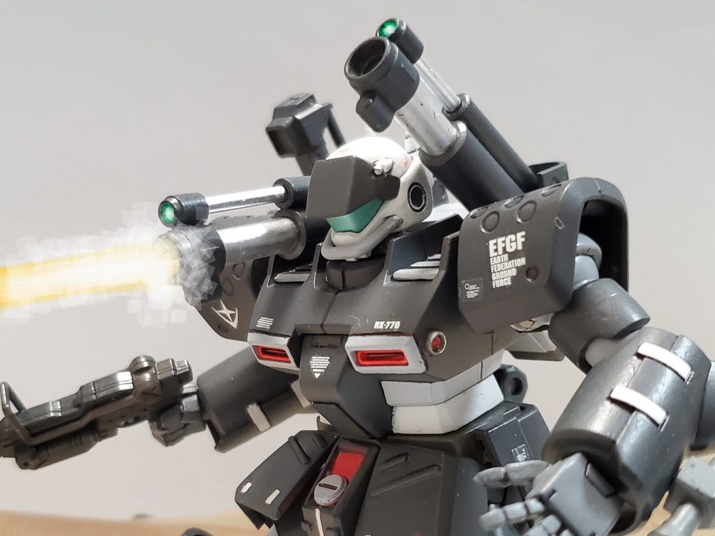 標準装備の格納式無反動240㎜キャノン❕中近距離で速射性も高くジムキャノンのそれに比べて命中精度も向上しており、瞬く間に戦果を積み重ねるウォルフ中尉✨掃討作戦開始から4日間で10機以上のスコアを手にする快進撃❕戦場に再び『踊る黒い死神💃』の異名を知らしめるのであった…😌✨