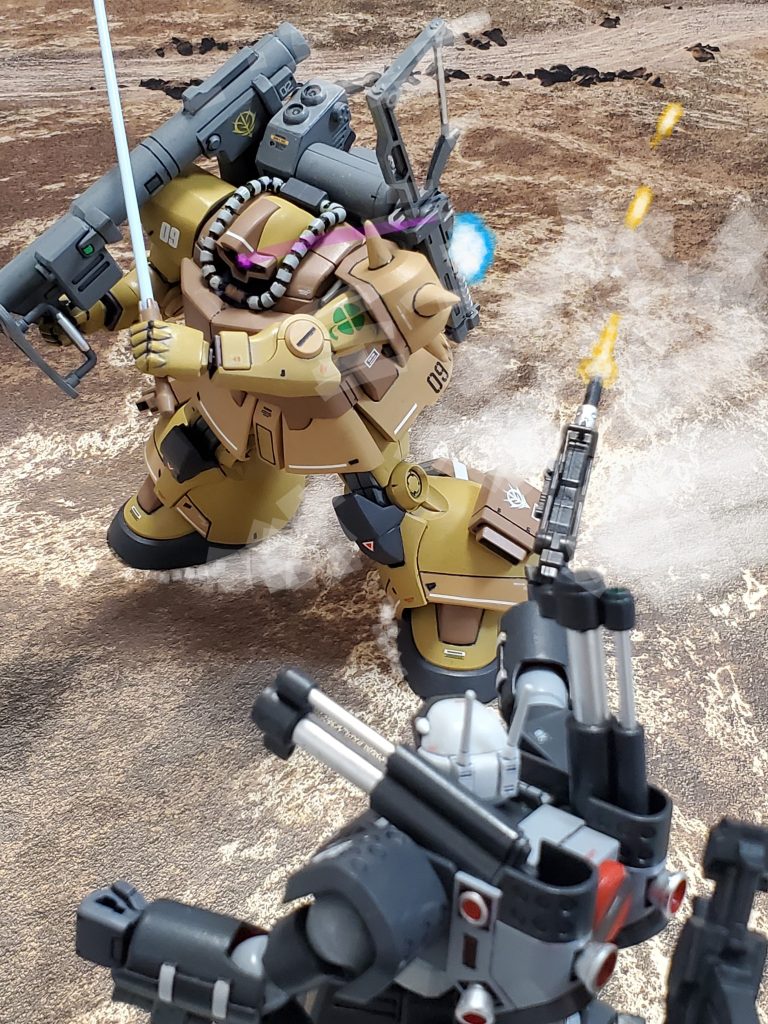 そしてマシンガンの射撃を小刻みに回避しながら接近してくるドム❕射線を躱して懐に切り込む😱❗その瞬間❕この攻撃パターンでビンス隊長が倒された事を思い出すウォルフ中尉👀💡