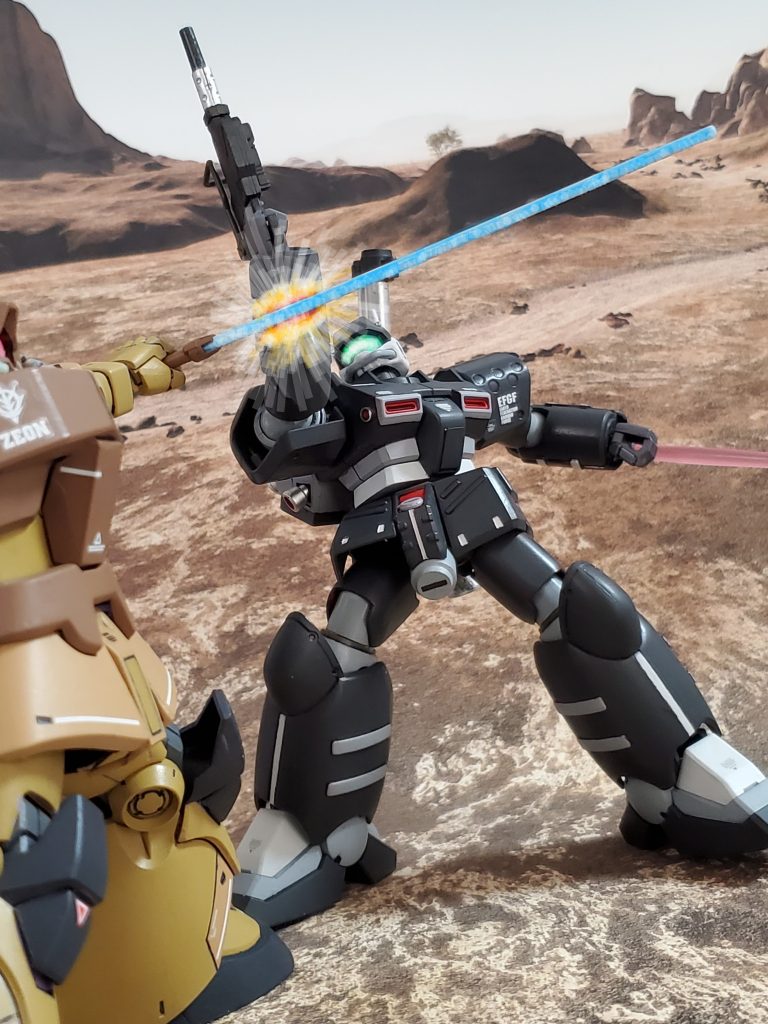 一気に接近され、もはや回避が間に合わないヒート剣の一撃❗ウォルフ中尉は咄嗟にそれを受け止めるために、あえて右腕で受け止める~👊✨右腕は破壊されたが、腕一本捨てた事によりドムの動きを止めたガンキャノン👍🎶受け止めにくるとは予想していなかったのか、後方へ下がろうとするドム❕