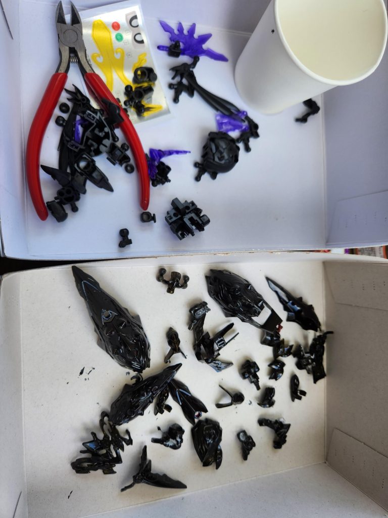 クリアパーツと黒い部品以外を黒く塗った。