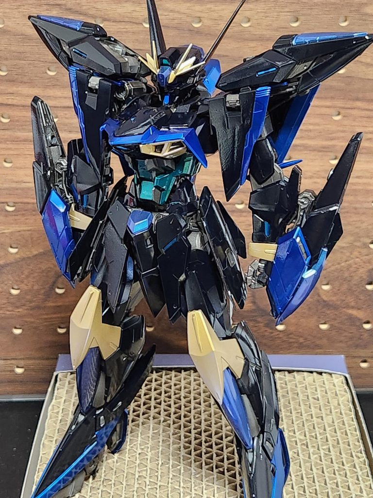 元々は青いガンプライベントの時に作成していたのですが、色々他にしたいことがあり、数ヶ月放置していました。積みプラが増えてきたので一気に完成させました。黒はウイノーブラックの上にクリアーブルーを重ねて、ほんのり青みを感じ、統一感を高めました。金はブルーゴールドの上にサファイアブルーを重ねて、光の反射を青にしました。青と緑はシルバーにそれぞれクリアーブルーとクリアーブルー+クリアーグリーンを重ねたキャンディ塗装です。
