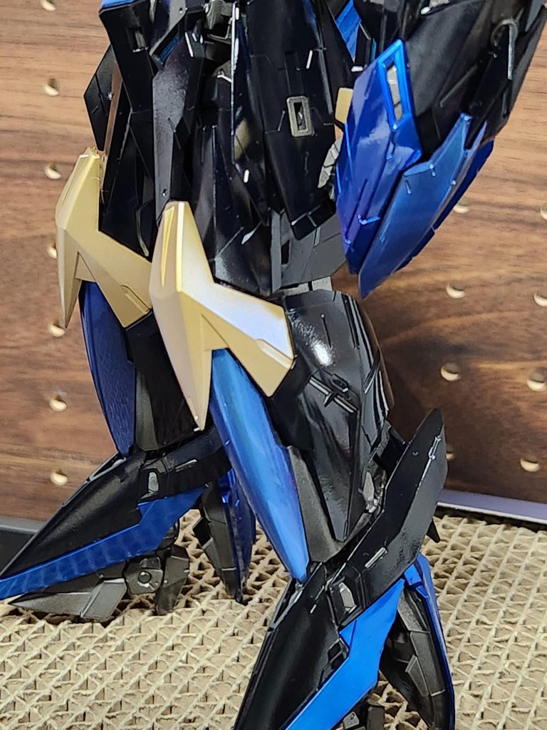 モンスターモチーフということで、エネルギー貯蔵部位(弱点部位)をイメージして各部丸みのある部位を塗装しました。黒下地にマジョーラエメラルドを重ねたらかなり暗い。その上からサファイアブルーを重ねると明るくはなったのですが、緑青紫の偏光から青紫になってしまいました。コンパウンドで磨きましたが、鮮やかさは普通のキャンディ塗装に負けてるので少し悲しかったです。