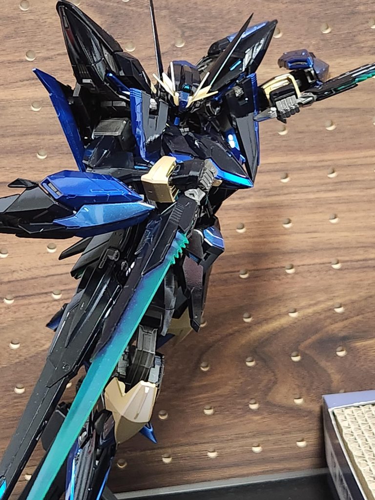 カッコいいビームサーベルは黒でグラデーションもどきをした後、クリアーブルーの上からサファイアブルーを重ねました。粒子感がきれいな感じなのですが、写真下手で伝わらないですね。