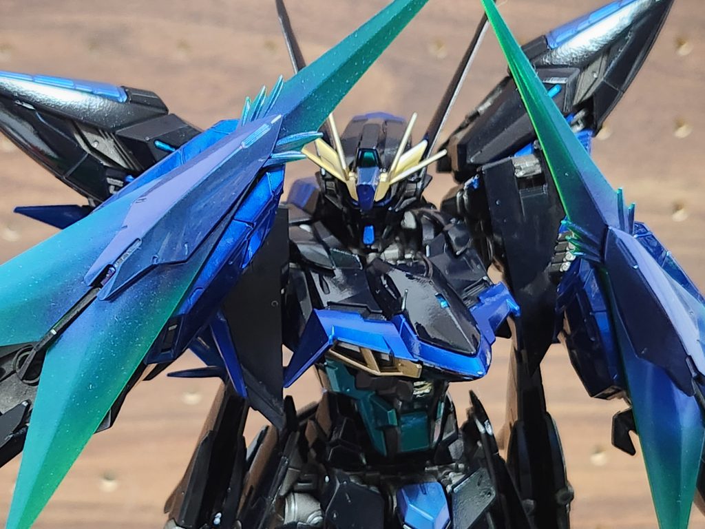 シールドも同じ方法なのですが、こっちのほうが上手く出来た感じがあります。コンパウンドで磨いたマジョーラ部分のテカテカが良い感じです。