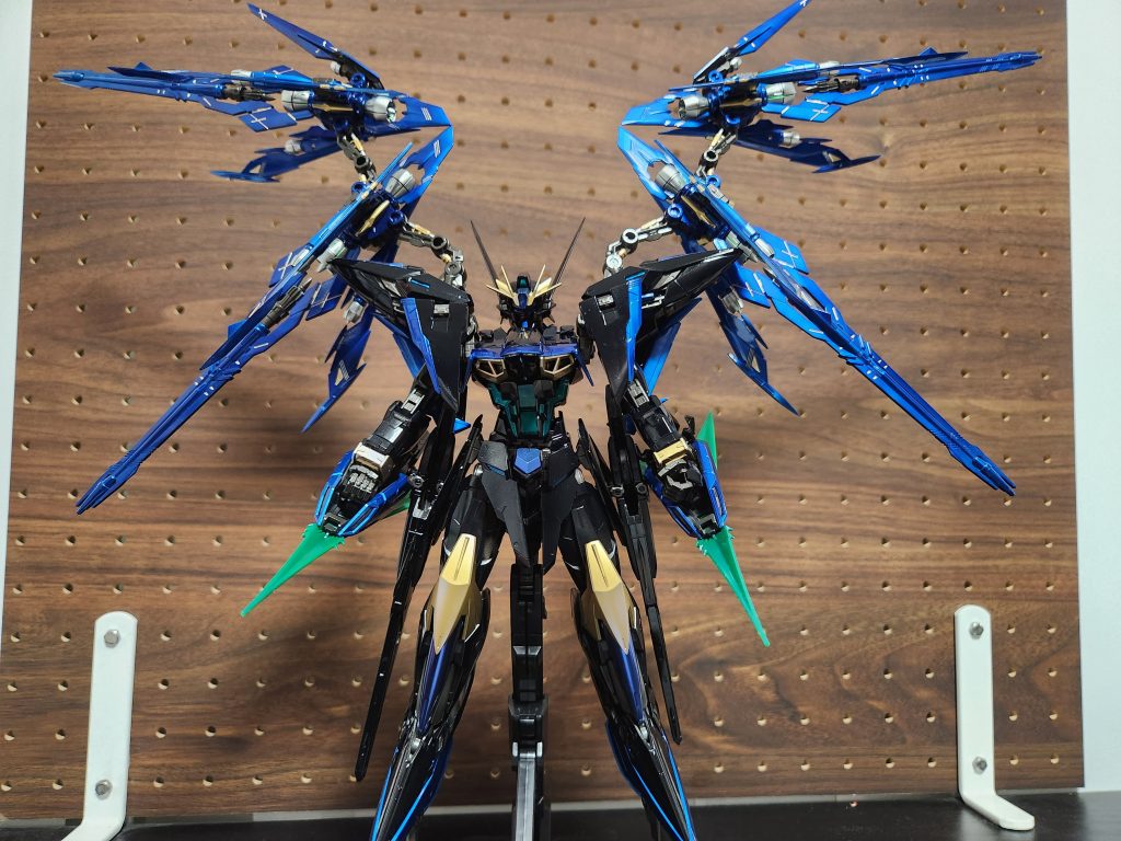 肩に取り付けてます。色的に若干フリーダム感がありますね。特に意味はないですが、フル展開状態です。見ていただきありがとうございました!