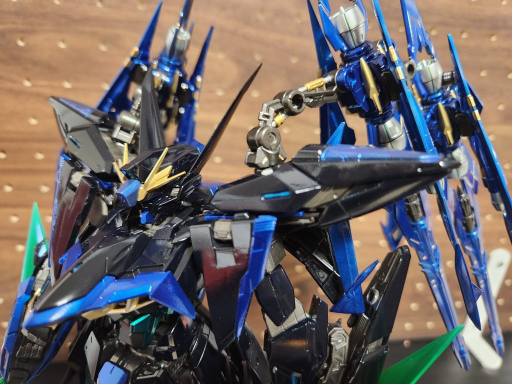 マニューバストライカーを背中以外に接続させたかったのでプチ改造。部分塗装やスミイレ等で情報量マシマシです。