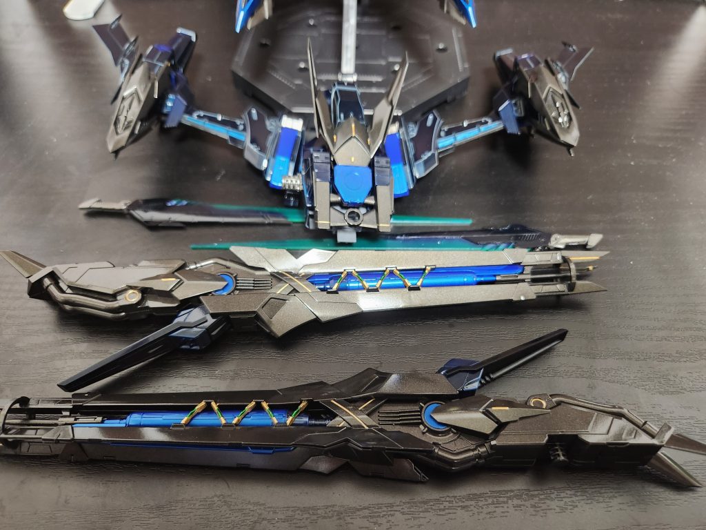 おまけ。NGカット。背中につけるはずだったライジンストライカー。固かった接続部を無理矢理押し込んだら可動せず、ねじきれてしまいました。巨大砲はまた別の機会に使いたいと思います。