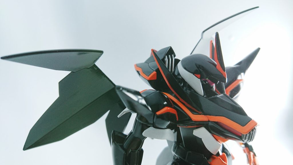 細い目と尖った胸部がどうにも…目の部分は(また)バイザー風に、胸部先端を切断してそれっぽいパーツを接着してみました。