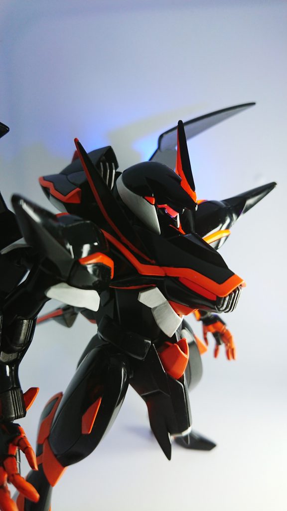 アクリジョンのベースカラーと蛍光色を1:1で混ぜたお陰でブラックライトでかるーく発光、ブラックライトを当てないときもバリっとしたオレンジになりました。