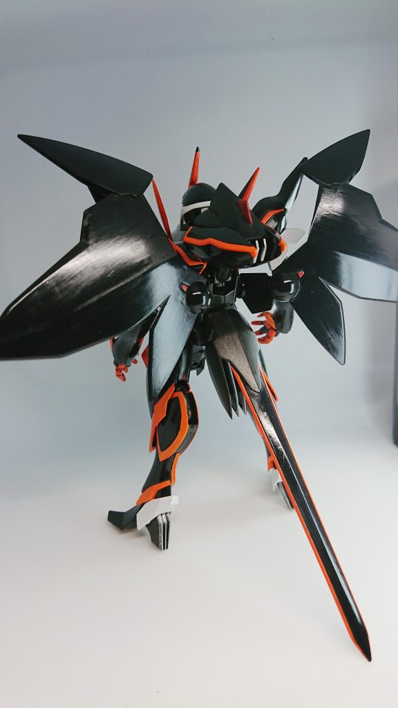 後ろ姿も良いです。翼の塗装に大きな平筆(安物)を使用したおかげで見事なヘアライン仕上げです笑