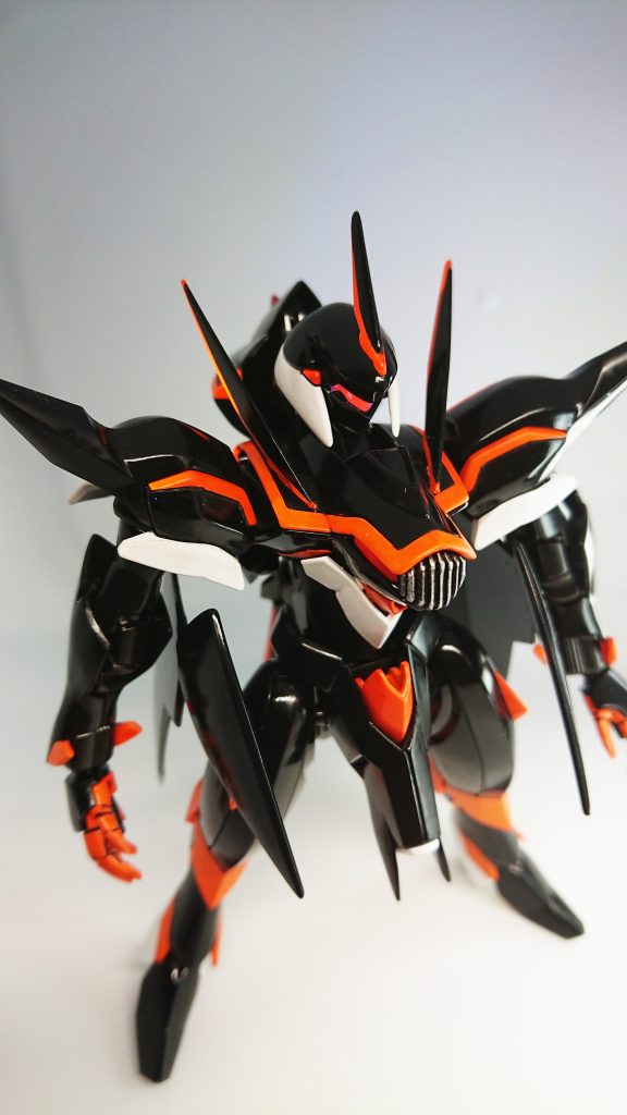 翼をたたんだシンプルな姿もカッコ良いです。