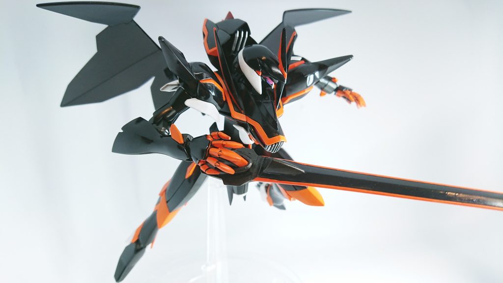 手に左右の区別がなく握り手と平手があります。尻尾だった剣は平手に装着します。